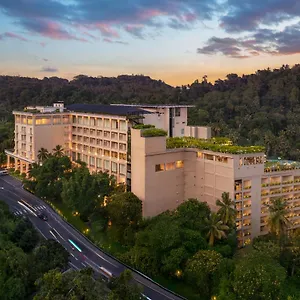 https://the-golden-crown-hotel.kandyhotelsnow.com